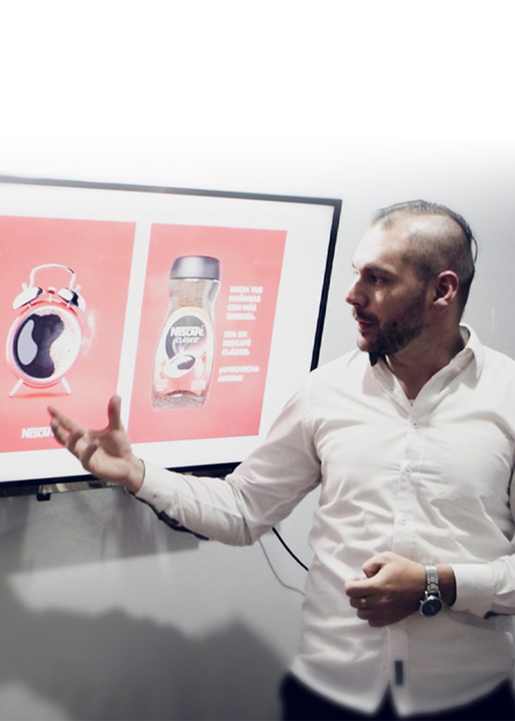 Eduardo Aranda presentando una campaña de marca